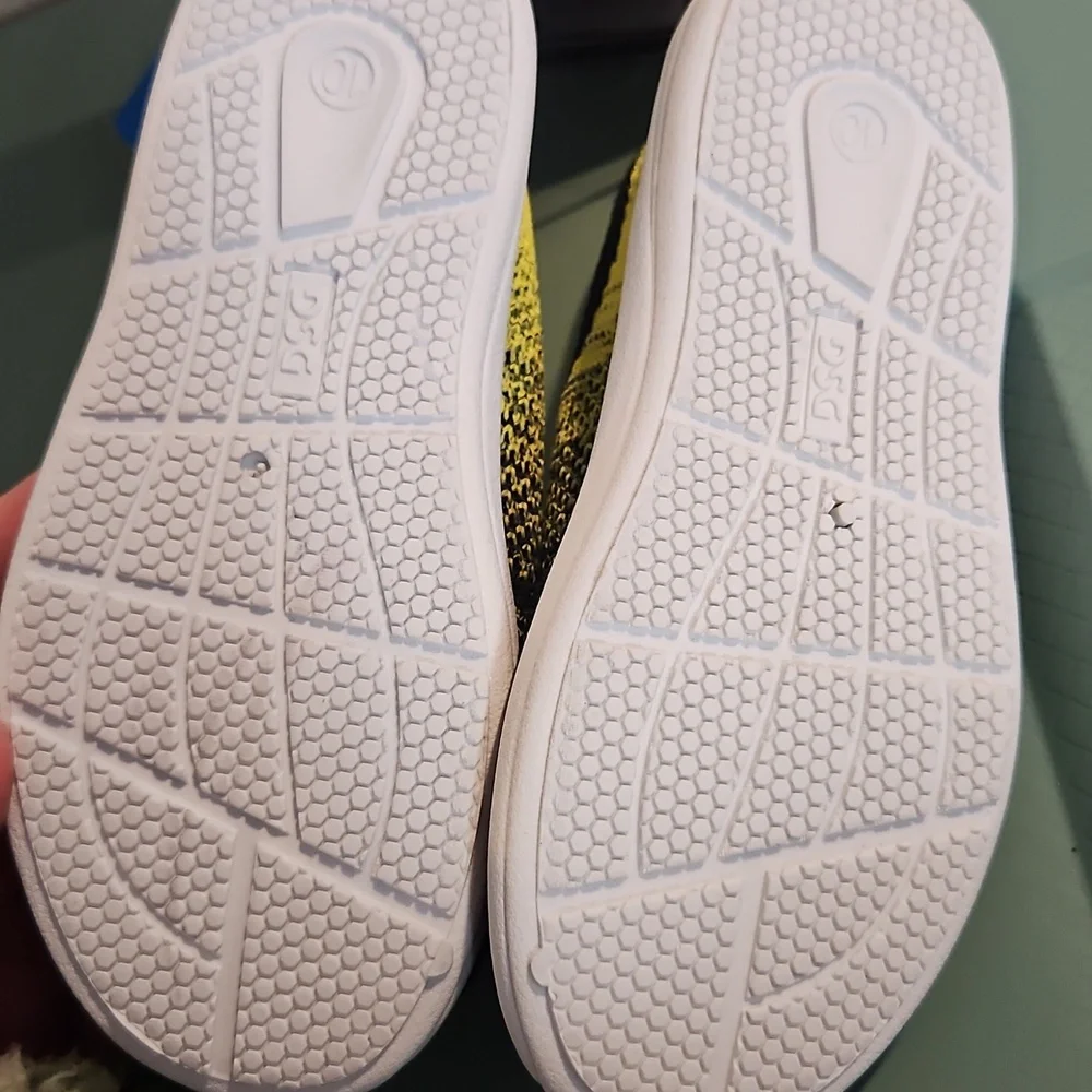 DSG Direct Youth Knit Water Shoes: BLACK/VOLT: NEW WITH TAGS: SIZE 10